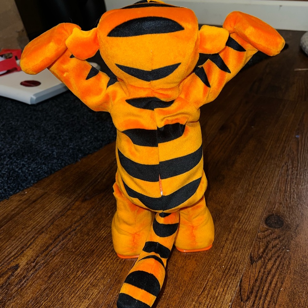 ⭐️TumbleTime Tigger Animatronic Plush Toy “12 inches 2005 Fisher Price - Picture 2 of 14